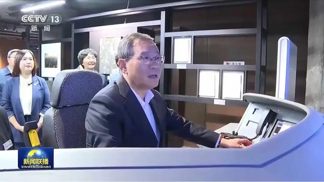 國務(wù)院總理李強參觀世界技能博物館，體驗復(fù)興號動車組模擬駕駛器